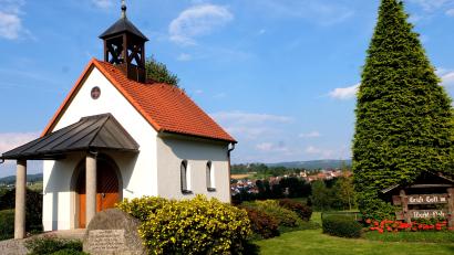 Bild: le
Die St.-Johannes-Kapelle, auch Hermann-Gollwitzer-Gedächtnis-Kapelle genannt, steht seit 25 Jahren am Ortseingang von Floß.