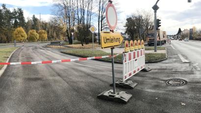 Bild: Gabi Schönberger
Noch ist die B22 in Richtung Cham auf Höhe des Generationenmarktes in Weiden gesperrt. Hier wird die Fahrbahn erneuert.