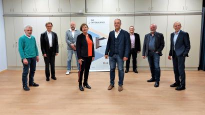 Bild: lg
Schulleiter Ludwig Pfeiffer (rechts) freute sich über den reibungslosen Verlauf bei der Vorstandswahl der Ortenburger. Zweiter Bürgermeister Egbert Völkl (Dritter von rechts) versprach "dem Verein, der begeistert", weiterhin die Unterstützung der Stadt.