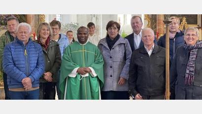Bild: Marion Koch/exb
Pfarrer Moses Gudapati gratuliert den Ehejubilaren aus der Expositur Etsdorf.
