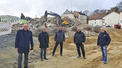 Bild: Biczysko/fph
Bald ist das Winkel-Parkhaus in Marktredwitz endgültig Geschichte. Bis im Frühjahr 2022 hier neu gebaut wird, gibt es zahlreiche Parkplätze mitten im Zentrum. Darüber freuen sich (von links) Oberbürgermeister Oliver Weigel, Architekt Thomas Sticht, Projektleiter Alexander Rieß, Roland Heberl von "Rupp.bodenschutz" und Daniel Pabel von der Erd- und Tiefbau GmbH Ebersbach.