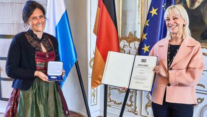 Bild: Gert Krautbauer/Stmas/exb
Im Festsaal der Augsburger Residenz überreichte Ministerin Carolina Trautner (rechts) an Beatrix Kempf die Staatsmedaille für soziale Verdienste.