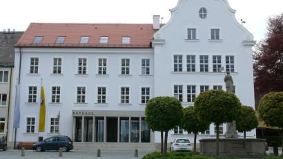 Archivbild: kgg
Das Rathaus am Basilikaplatz ist ein Beispiel gelungener Städtebauförderung. Nun soll das Sanierungsgebiet in Waldsassen ausgeweitet werden. Dazu werden in nächster Zeit Haushalte im Stadtgebiet befragt.