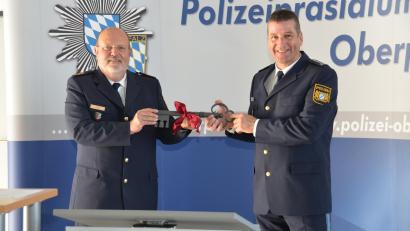 Bild: dob
Die Freude über die neue Durchsuchungs- und Asservatenhalle ist Polizeipräsident Norbert Zink (links) und dem Inspektionsleiter der Grenzpolizei Waidhaus, Erstem Polizeihauptkommissar Stefan Moller, bei der symbolischen Schlüsselübergabe regelrecht anzusehen.