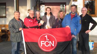 Bild: sei
Daniel Zupfer (Mitte) freute sich über eine Spende der Schimmel AG und der Clubfreunde von je 150 Euro für seinen Einsatz der Nächstenliebe.