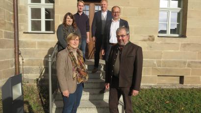 Bild: jzk
Reinhard Herr, Reinhard Hermann (hinten von rechts), Bürgermeister Roman Schäffler und Angelika Kaufmann (zweite Reihe von rechts) wünschten dem scheidenden Stadtförster Klaus Ferber und seiner Frau Ulrike (vorne) alles Gute für den Ruhestand.
