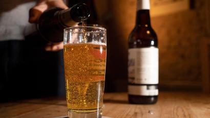 Symbolbild: Franziska Gabbert/dpa
Anfangs trank Wolfgang Bier, dann stieg er auf Wein um. Weil sein Körper eine immer höhere Dosis Alkohol einforderte, war das die günstigere Alternative, kann er noch heute auf den Euro genau vorrechnen.