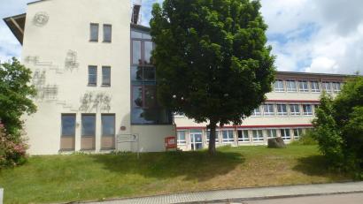 Bild: mad
Die Sanierung der Schule hat sich verzögert. Bürgermeister Maximilian Beer informierte den Marktrat, dass inzwischen der Probebetrieb der Heizung läuft.
