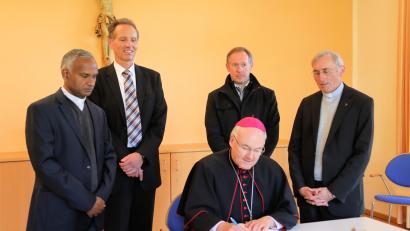 Bild: akp
Der Bischof trug sich in das Goldene Buch der Gemeinde Gleiritsch ein. Auf dem Bild zu sehen sind (von links) Pfarrer Johnson Varakaparambil, der Gleiritscher Kirchenpfleger Joachim Kellner, Bürgermeister Josef Pretzl, der Altendorfer Ruhestandsgeistliche Johann Bauer und Bischof Rudolf Voderholzer (sitzend).