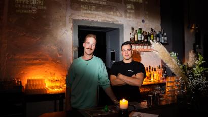 Bild: Christoph Soeder/dpa
"Pioniere": Hannes Lautenschlager (rechts) und sein Geschäftspartner Dustin Franke in ihrer Cocktailbar "Stück" in Berlin-Kreuzberg.