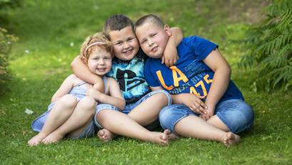Bild: Zaneta Weidner/exb
Hanna mit ihren Brüdern Simon und Lukas (von links). Das Foto wurde im August aufgenommen, Hannas Haare sind inzwischen wieder gewachsen.