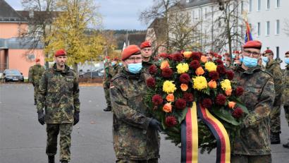 Bild: Mario Hönig/exb
Kommandeur Oberstleutnant Wallschuß (links) und Brigadegeneral Michael Podzus (Mitte hinterm Kranz) legten gemeinsam einen Kranz nieder.