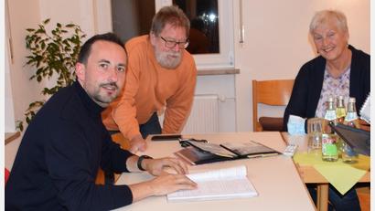 Bild: wku
Pfarrer Stefan Fischer mit Ulrich Gerlach und Ingrid Schlosser beim dritten Vorbereitungstreffen zur Kirchenchronik.