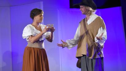 Bild: Tobias Schwarzmeier
Mit "Cyrano de Bergerac“" (im Bild: Mona Fischer und Johannes Lukas) und „Werkstatt der Schmetterlinge“ schließt das Landestheater Oberpfalz den Kulturherbst ab. Für die beiden Aufführungen gelten neue Corona-Regeln.