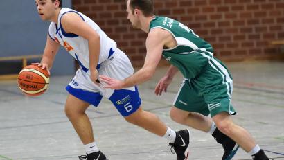 Bild: af
Ein Duell auf das es ankommen wird: Jonathan Pausch (links) gegen den erfahrenen Pointguard des Spitzenreiters Schweinfurt Benedikt Weber.
