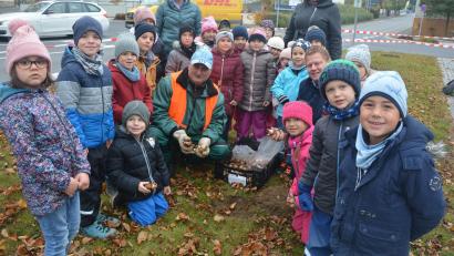 Bild: jr
Hautnah waren Stadtgärtner Willi Kilian und Bürgermeister Stefan Grillmeier bei der Pflanzaktion mit den Vorschulkindern des Städtischen Kinderhauses mit dabei. Gemeinsam wurden Blumenzwiebeln in die Erde gesteckt, damit es im kommenden Jahr in Mitterteich grünt und blüht.