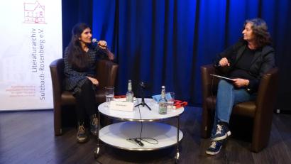 Bild: hka
Patrizia Preuss (rechts) spricht mit der Schriftstellerin Shida Bazyar über deren neues Buch "Drei Kameradinnen".