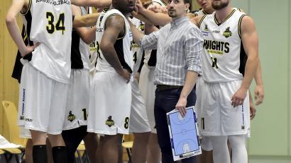 Archivbild: Hubert Ziegler 
Die Basketballer der TV Amberg-Sulzbach BSG um Trainer Robert Geiger (vorne Zweiter von rechts) haben erneut einen schweren Gegner vor sich.