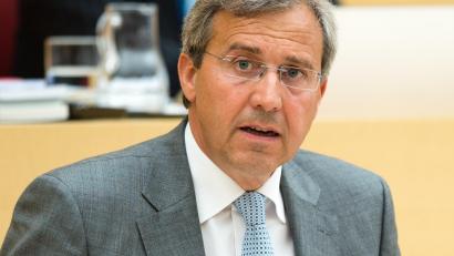 Archivbild: Matthias Balk/dpa
Franz Rieger (CSU) spricht während einer Plenarsitzung im bayerischen Landtag. Der Politiker muss sich vor dem Landgericht Regensburg verantworten. I