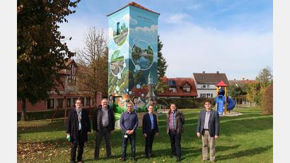Bild: rab
Begeistert von der Verwandlung der Trafostation (von links): Bayernwerk-Kundenbetreuer Markus Windisch, Bürgermeister Uwe König, Bayernwerk-Netzbauleiter Jonas Fehr, Bayernwerk-Leiter Kommunalmanagement André Zorger, Robert Wolfrum vom Bayernwerk und Rathaus-Geschäftsleiter Max Heindl.