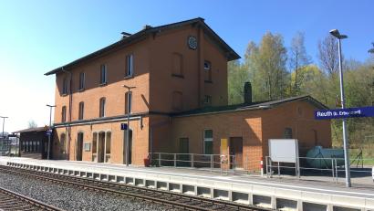 Archivbild: Architekturbüro Hans Kneidl/exb
In den alten Bahnhof in Reuth bei Erbendorf soll das "Radler-Café" kommen. Die Klärung der Zuständigkeiten ist allerdings immer noch nicht abgeschlossen.