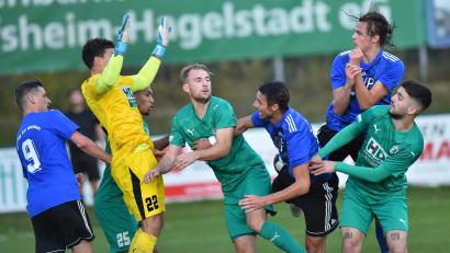 Bild: A. Schwarzmeier
An packenden Szenen, wie hier im Spitzenspiel bei Fortuna Regensburg am vergangenen Wochenende, will es die SpVgg SV Weiden auch im Heimspiel gegen die SpVgg Lam nicht fehlen lassen. In dieser Szene versuchen Josef Rodler (links), Benjamin Werner (3. von rechts) und Felix Behnke (2. von rechts) vergeblich an den Ball zu kommen.