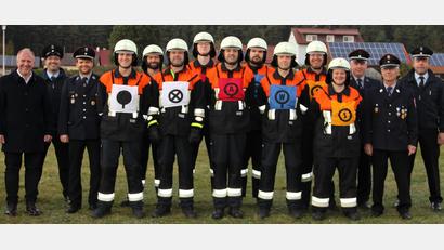 Bild: ffl
Eine Gruppe der Feuerwehr Holzhammer absolviert eine Leistungsprüfung (von links): Bürgermeister Marcus Eichenmüller, Horst Kellner, Klaus Uschald, Andreas Gräf, Michael Schanderl, Matthias Kick, Johannes Plößl, Phillip Lindthaler, Christoph Prechtl, Stefan Kumeth, Heiko Friedl, Anja Mayerhofer, die Ehrenkommandanten Bernhard Wagner und Günther Schlögl sowie Marco Weiß.