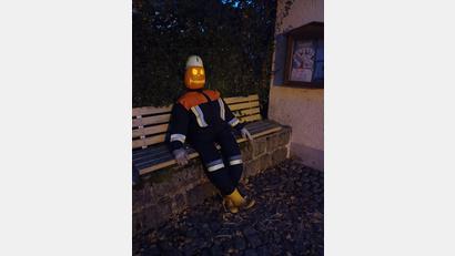 Bild: Manfred Scharnagl/exb
Ein „Halloween-Schreck“ am Feuerwehrhaus.