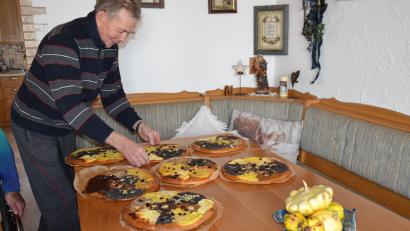 Bild: gi
35 Kirwakuchen haben drei Familien in ihren kleinen hofeigenen Holzbackofen heraus gebacken. Hans Seiler schlichtet sie auf den Tisch auf.