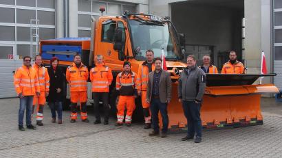 Bild: wro
Das neue Fahrzeug wurde vom Gebietsvertreter der Firma Beutlhauser, Rainer Macht (rechts), vorgestellt. Links daneben Zweiter Bürgermeister Michael Dutz. Weiter im Bild Bauhofleiter Michael Klarner (links), Sandra Koos von der Sparkasse Oberpfalz Nord (Dritte von links) und ein Teil der Mitarbeiter des Bauhofs Wiesau.