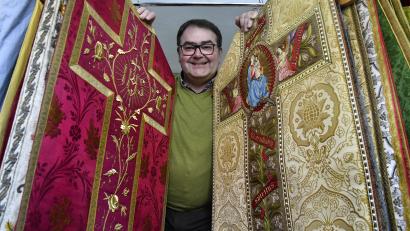 Bild: Petra Hartl
Der neue Sulzbacher Stadtpfarrer Herbert Mader ist ein begeisterter Sammler von barocken Messgewändern.