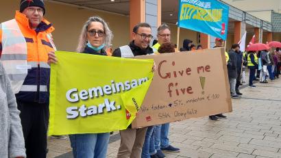 Bild: ver.di Bezirk Oberpfalz, Kathrin Birner/exb
In Grafenwöhr machen sich die Mitarbeiter am Truppenübungsplatz für mehr Lohn stark.