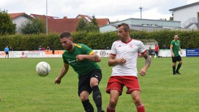 Archivbild: gb
Der ATSV Tirschenreuth (links Markus Schaarschmidt in der Partie gegen die SpVgg Wiesau, rechts Christian Zettl) empfängt am Sonntag den TSV Thiersheim. Das Spiel der Wiesauer beim TSV Waldershof wurde wegen Unbespielbarkeit des Platzes abgesagt.