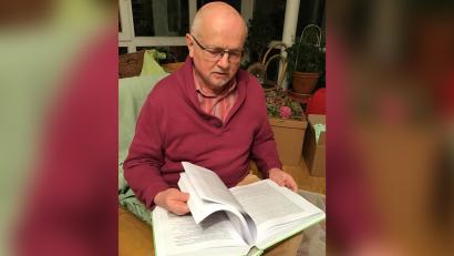 Bild: Cemus/exb
Dr. Josef Weiß-Cemus blättert in seiner Hahnbach-Chronik.