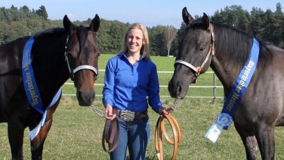 Bild: ilt
Franziska Götz aus Moos ist stolz auf ihre beiden Quarter-Horse-Stuten "Dream" und "Joy". Mit ihnen zusammen ist sie schon weit gekommen.