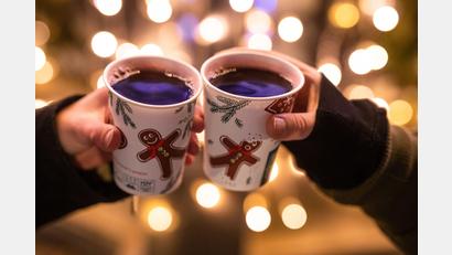 Bild: Christoph Schmidt
Zwei Frauen stoßen mit Glühwein in Bechern auf einem Weihnachtsmarkt an. Die Sehnsucht nach Geselligkeit am Glühweinstand ist nach einem Jahr Pause groß.