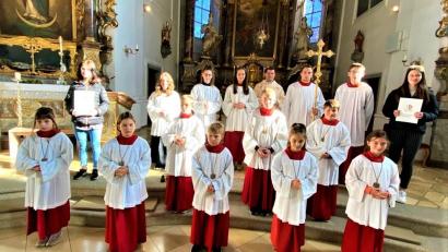 Bild: lg
Sieben Jugendliche wurden in die Schar der Ministranten aufgenommen, zwei verabschiedet.