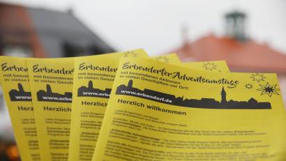Bild: njn
Nicht zu übersehen sind die Flyer und Plakate in leuchtendem Gelb, die auf die Erbendorfer Adventssamstage hinweisen. Am Samstag, 27. November, geht's los: Viele Erbendorfer Geschäfte beteiligen sich an der Aktion und bieten zu ihren üblichen Öffnungszeiten unterschiedliche Angebote. Das gesamte Programm ist im Internet auf der Homepage der Stadt zu finden.