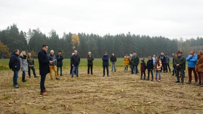Bild: bey
Markus Scheidler-Diertl (links im Vorgrund) erläutert den Anwesenden die Agenda der Bürgerinitiative "Windparkfreie Heimat Parkstein". Informationen zum Bauleitverfahren gab Reinhold Gerber (Fünfter von links).