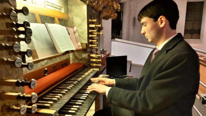 Bild: lg
Der Regionalkantor Florian Schuster, der seit 2019 seinen Dienstsitz in Oberviechtach hat, gab auf der Eisenbarth-Orgel sein erstes Konzert.