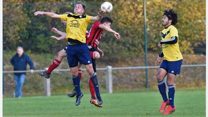 Bild: btg
Jakob Schmidt (links, Szene aus dem Heimspiel gegen den SC Luhe-Wildenau) und der SV Kulmain gastieren in der Bezirksliga Nord am Sonntag beim Aufsteiger FC OVI-Teunz.