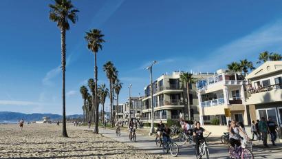 Bild: Andrea Warnecke/dpa
Am Venice Beach können doppelt geimpfte Reisende aus Deutschland bald auch wieder ihre Füße in den Sand stecken.