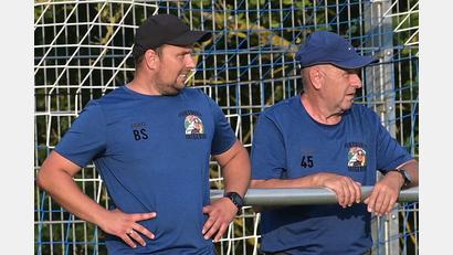 Archivbild: ref
Trainer Sebastian Binner (links) und der SV Raigering brauchen die Punkte.