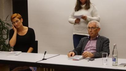 Bild: eib
Die Historikerin Kristýna Pinkrová und einer der Co-Autoren, der Journalist Karl Reitmeier aus Waldmünchen mit Ivana Danisch vom CeBB (Mitte), die begrüßte und moderierte.