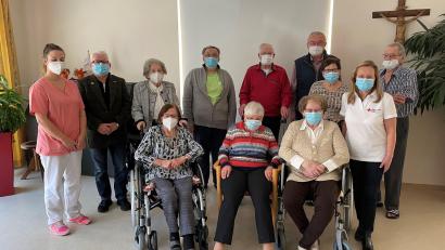 Bild: BRK Seniorenheim/Kreutzer/exb
Willy Koegst (Zweiter von rechts, hintere Reihe) bleibt Vorsitzender der Bewohnervertretung im BRK Seniorenheim. Ludwig Kreutzer (Zweiter von links) ist nun zweiter Vorsitzender.