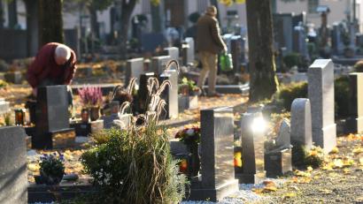 Bild: Gabi Schönberger
Die gemeinsame Andacht mit Gräbergang ist in diesem Jahr auf Weidens Friedhöfen wieder möglich.