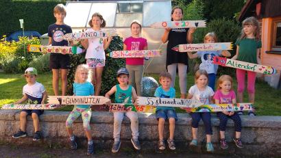 Bild: Georg Mayer/exb 
Stolz präsentieren die Kinder ihre selbst bemalten Hinweisschilder zu den jeweiligen Ortschaften.