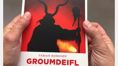 Bild: ihl
Ein Toter im Krampuskostüm wird bei einem Rohrbruch in Schwandorf gefunden. Dahinter stecken aber mehr Krampus- und Perchtengruppen oder Weihnachtsbräuche. Es geht um krumme Geschäfte und hinterfotzige Machenschaften.