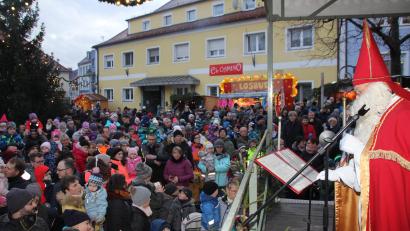 Bild: frd
Christkindlmarkt 2019: Beim Nikolausbesuch war der Marktplatz voll. Wenn der Markt heuer stattfinden soll, muss ein entsprechendes Hygienekonzept greifen.