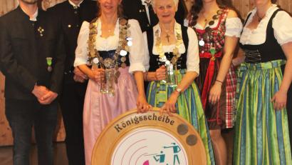 Bild: Werner Rosenthal/exb
Die neuen Würdenträger der Schützengesellschaft Kleinraigering 1951 e.V. (von links): 1. Ritter Kevin Franke, 2. Ritter Marcus Beier, Schützenkönigin Tanja Ludwig, Oberschützenmeister Markus Böhm, Schützenliesel Christa Donhauser, Jugendkönigin Pia Ludwig und Schützenmeisterin Michaela Nübler.